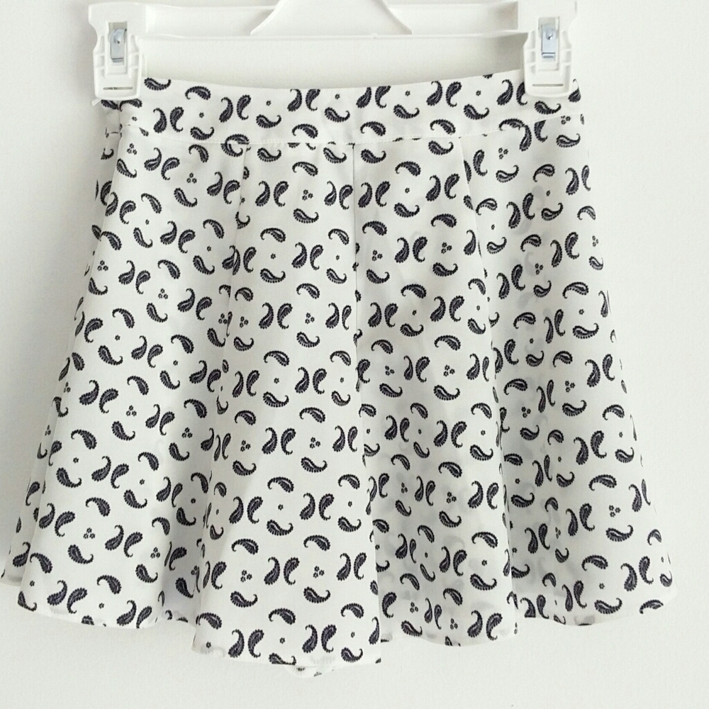 ASOS Women's Flat Front Shorts Ivory Black 00 P